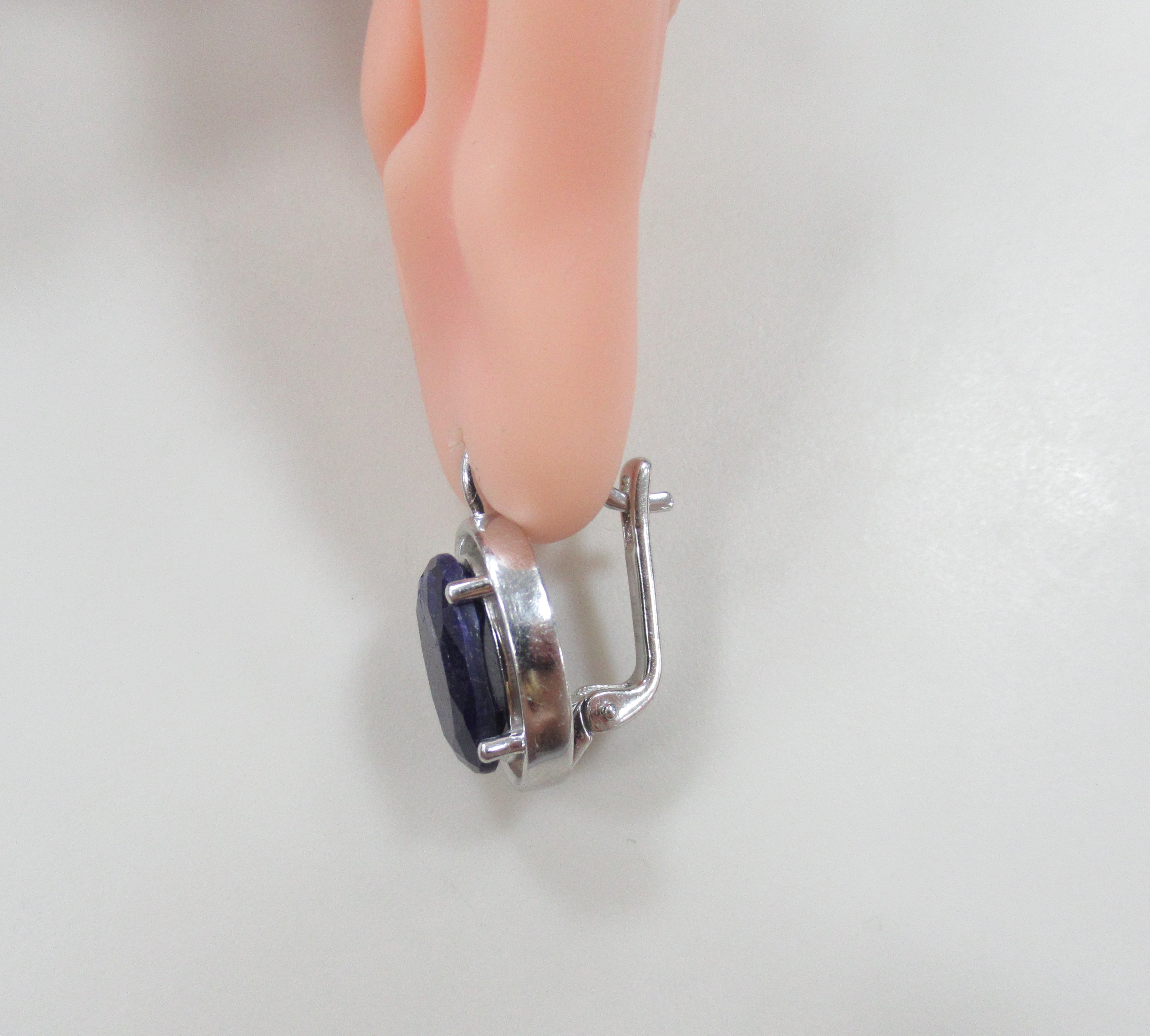 Серебряные серьги с корундами